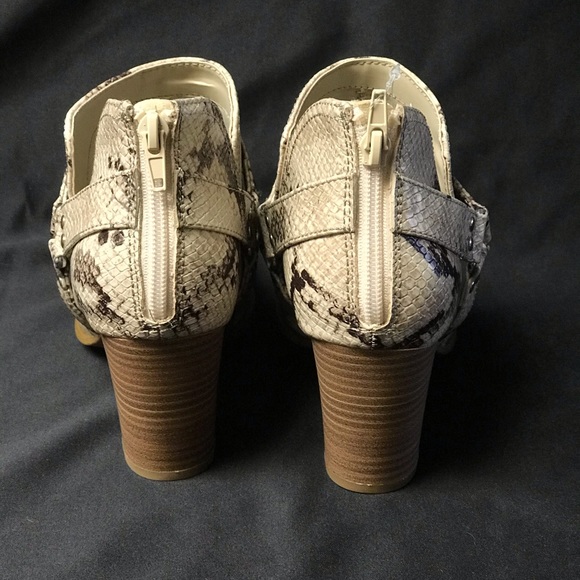 Fergalicious by Fergie, snake print booties - Picture 4 of 6